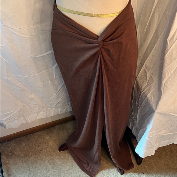 Elegant Brown Maxi Skirt With Slit - Picture 2 of 11